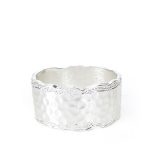 PULSERA ANCHA RIGIDA BORDE IRREGULAR Y TEXTURADO
