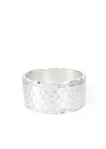 PULSERA ANCHA RIGIDA BORDE IRREGULAR Y TEXTURADO