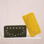 BILLETERA GAMUZADA CON TACHAS, ESTRELLAS Y PERLAS